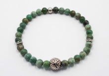 Bracciale elastico con diaspro verde ed elementi in Argento 925.
