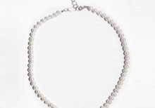 Collana di perle con perla grigia barocca centrale zirconata