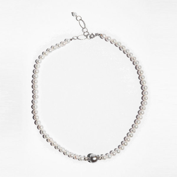Collana di perle con perla grigia barocca centrale zirconata