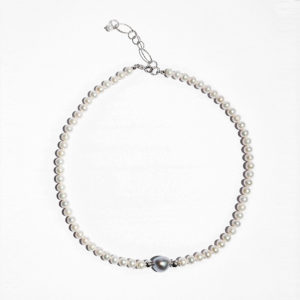 Collana di perle con perla grigia barocca centrale semplice