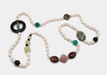 Collana di perle di fiume con centrale in agata nera e giada verde
