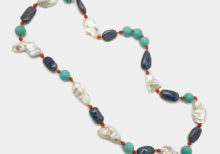 Collana con perle barocche, sodalite, turchesite, corallo rosso ed ematite