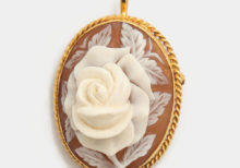 Cammeo con rosa e montatura in oro a filo tondo