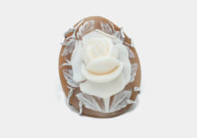 Cammeo con rosa e montatura in argento con griffe