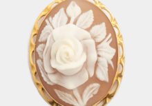 Cammeo con rosa e montatura in oro giallo
