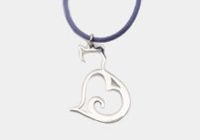 Ciondolo gatto medio con laccio colorato