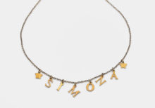 Collana con nome con lettere e ciondoli