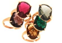 anello con pietra colorata ovale